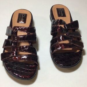 Clarks Tiffani Nila Artisan dark brown alligator print. Size 8.5W. Velcro strap.